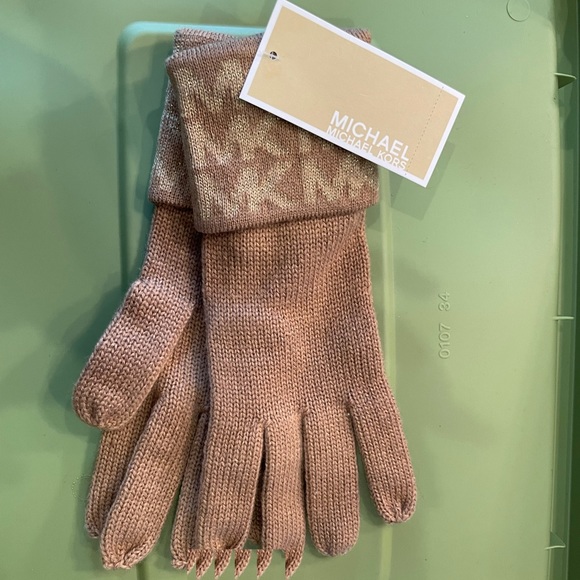 Michael Kors Tan Camel Gold Monogram MK Logo Knit Gloves NWT - Picture 4 of 6